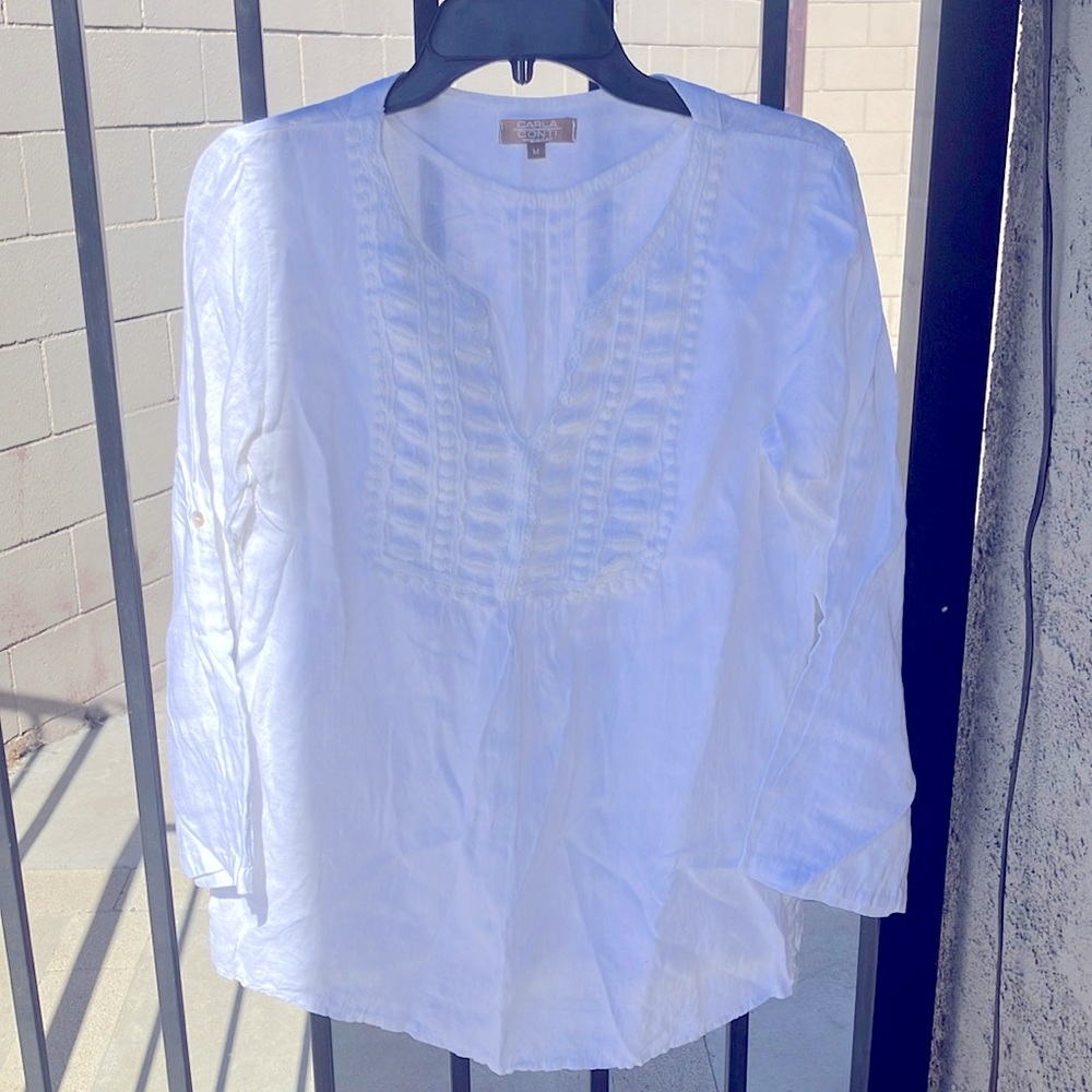White top w-pretty embroidery on the front V-neck. All cotton. From Italy 🇮🇹
